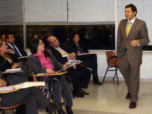 El Dr. Diego Felipe Valdivieso en la clase de Derecho Laboral.