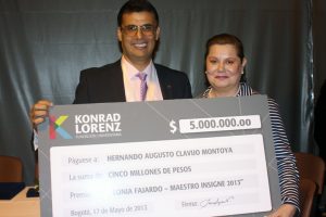 Entrega oficial del Premio "Sonia Fajardo" al Maestro Insigne Hernando Clavijo4