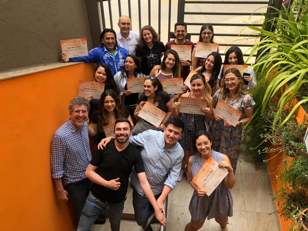 Estudiantes de los programas de Maestría en Psicología del Consumidor y la Especialización en Psicología del Consumidor, así como un Graduado konradista, participaron en un curso sobre Economía Conductual en Sao Paulo (Brasil). Un total de 17 estudiantes del programa de Maestría en Psicología del Consumidor, 2 estudiantes del programa de Especialización en Psicología del Consumidor y 1 Graduado konradista vivieron una experiencia académica en el Centro de Investigación Paradigma de Sao Paulo.. Durante esta gran experiencia, los estudiantes estuvieron acompañados por el profesor Julián Tejada, quien aprovechó la estancia en Sao Paulo para impartir conferencias sobre el Reconocimiento Automático de las Emociones a los estudiantes de Paradigma.