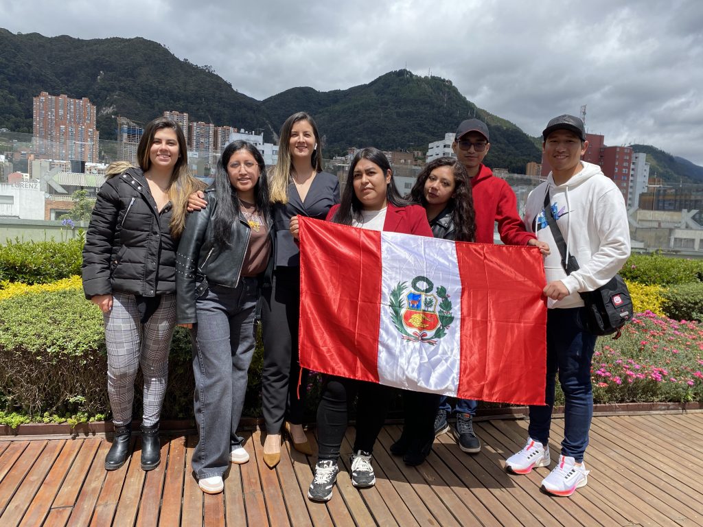 Estudiantes de intercambio junto a Natalia Escobar, Coordinadora Internacionalización