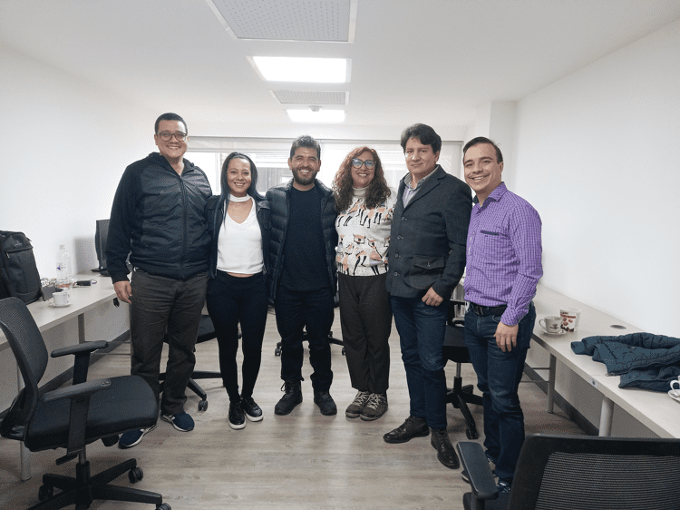 Marcela Camacho junto al Equipo de Investigadores